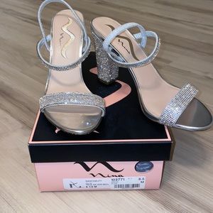 Niña silver heels